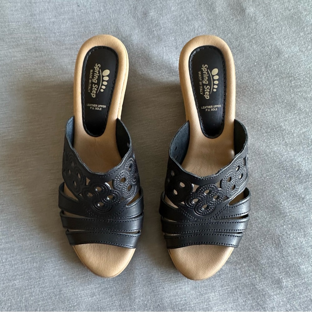 LIKE NEW Spring Step Melancholy Sandals in Black